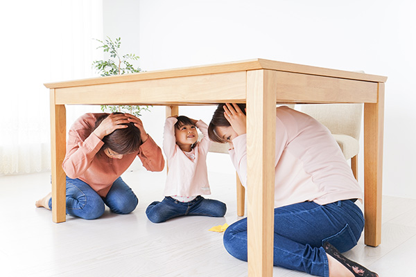 Image: Family practicing the Great ShakeOut drill