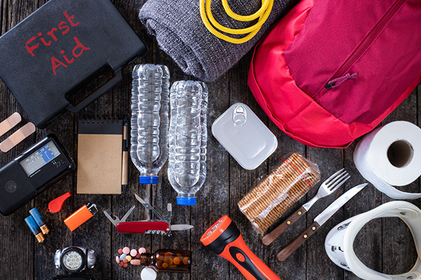 What items should be in an earthquake kit or go bag?