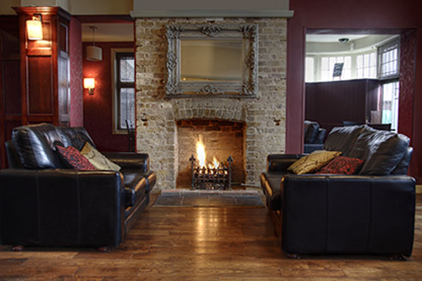 Image: livingroom with fire in fireplace